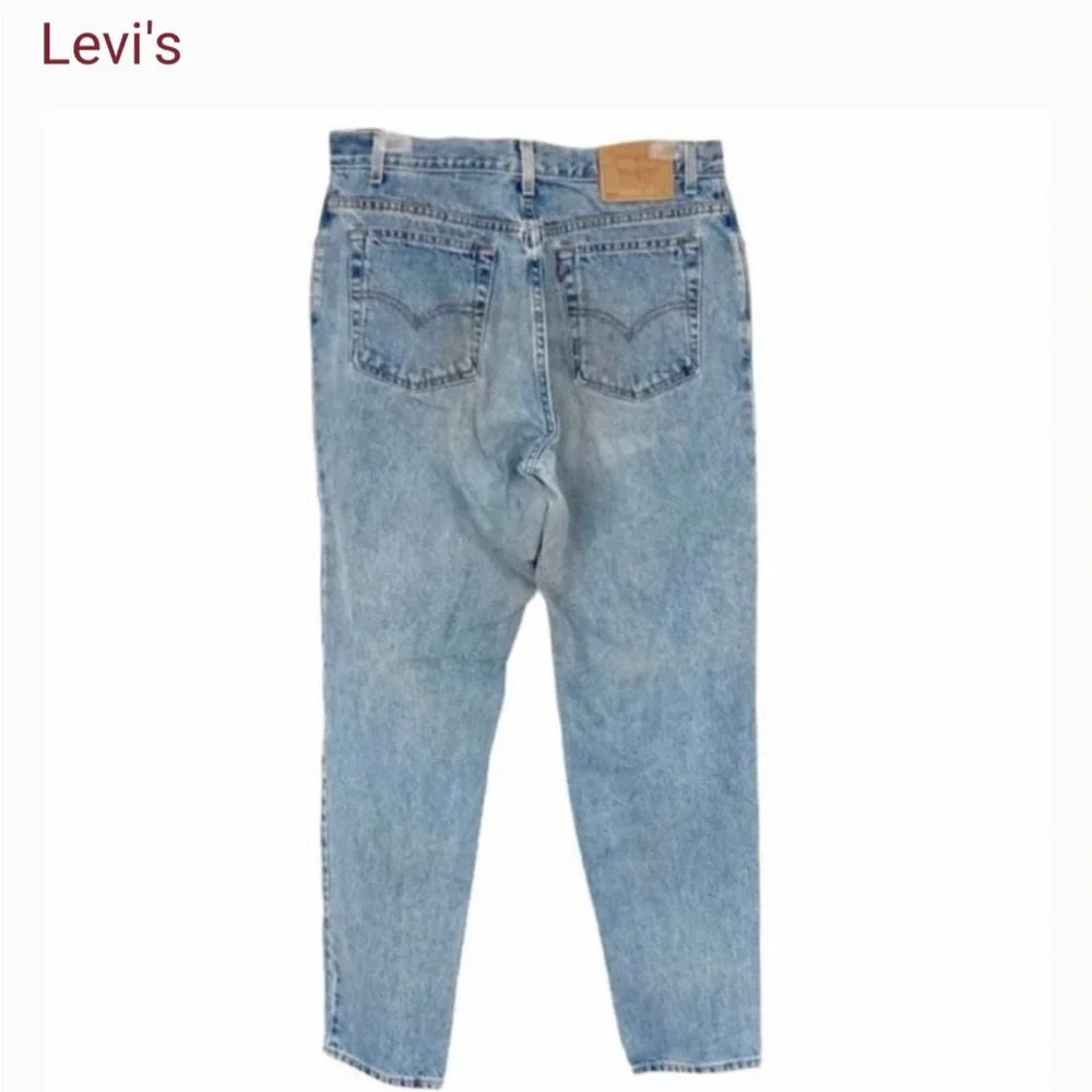 - Vintage Levis mom jeans high waist.